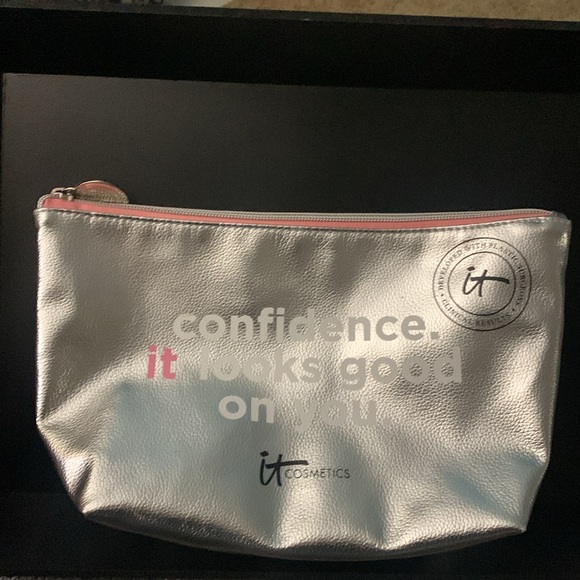 ✨HOST PICK✨ IT brush and Real Techniques brush cleaning palette set - Picture 6 of 6